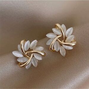 NEW Retro 50's Ivory and 18k Gold Plated Swirl Flower Stud Earrings